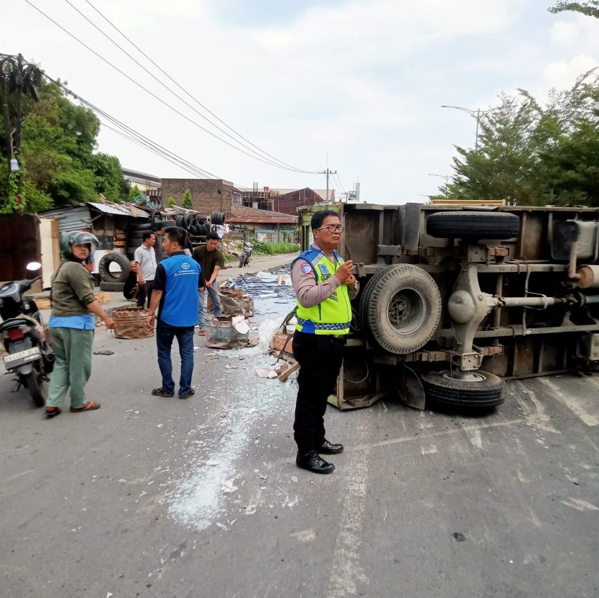 Truk Muatan Kaca Terbalik di Jalan Kapten Sumarsono, Dua Luka Ringan