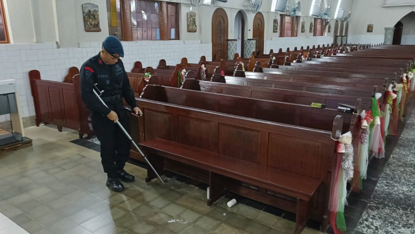 Polres Pematangsiantar dan Brimob Sterilisasi Gereja Prioritas Jelang Ibadah Pergantian Tahun