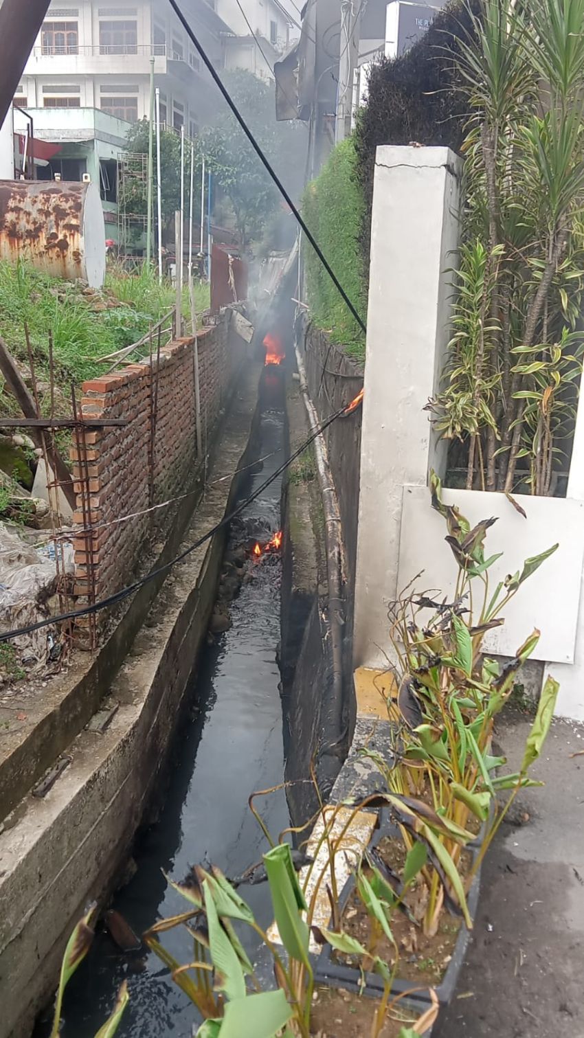 Kebakaran Parit yang Sempat &ldquo;Menjilat&rdquo; Dinding Millenium Plaza, Hebohkan Warga
