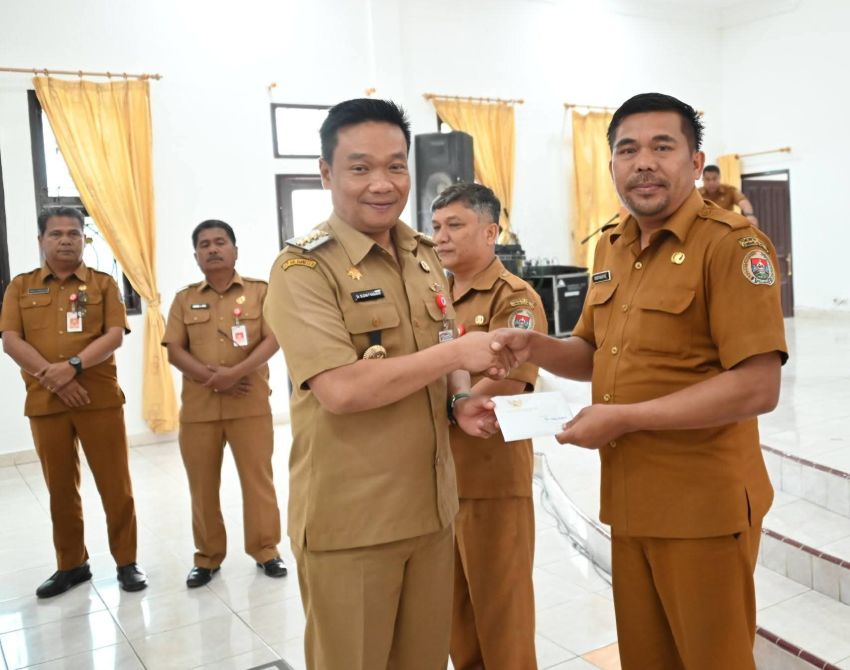 Bupati Oloan P Nababan Pimpin Rapat Evaluasi Kinerja dan Koordinasi Program 2026