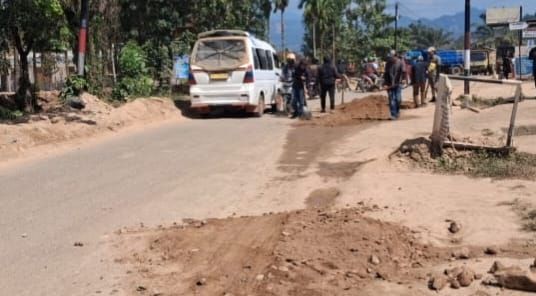 PUPR Tapteng Manfaatkan Sedimen Banjir untuk Perbaiki Jalan Kabupaten