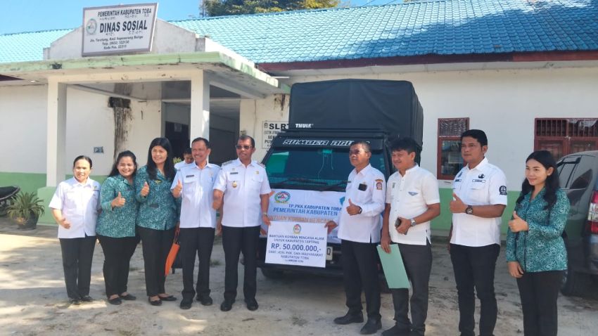Pemkab Toba Salurkan Bantuan Untuk Korban Bencana di Tapteng