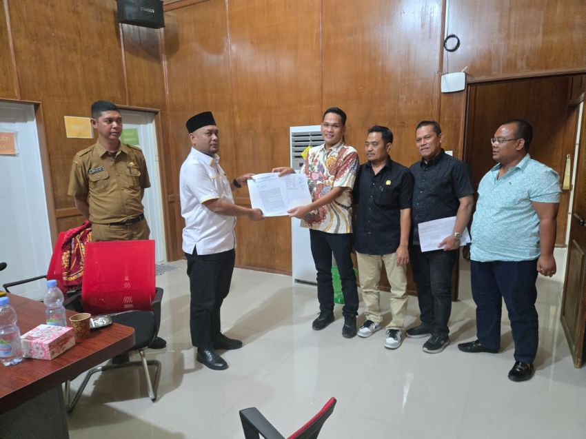 DPRD Tebingtinggi Serahkan Dokumen Pengajuan Hak Interpelasi Kepada Pimpinan DPRD