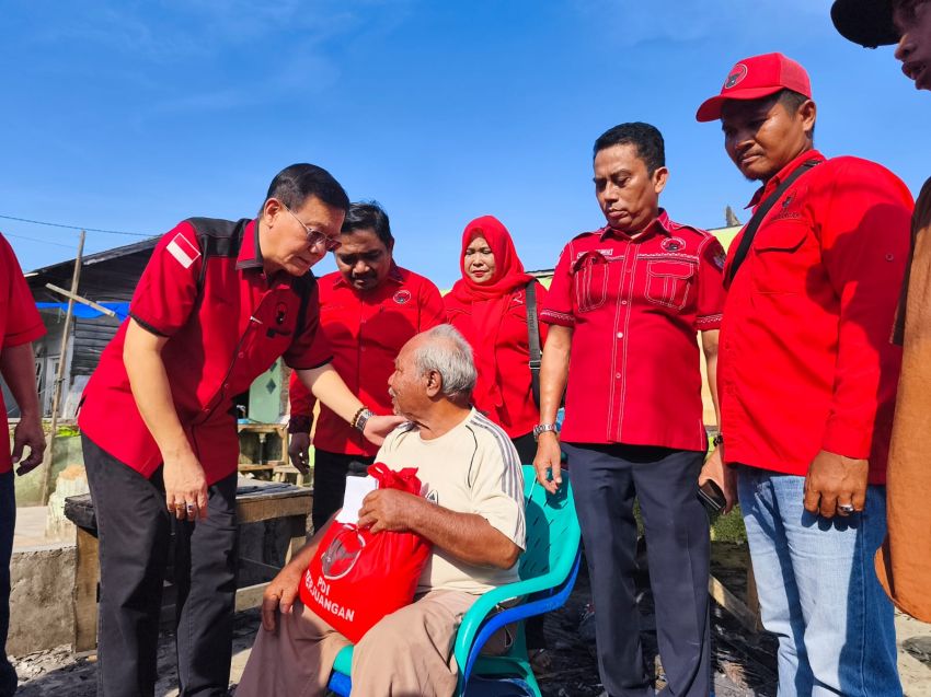 PDIP Salurkan Bantuan untuk Korban Kebakaran di Medan Labuhan