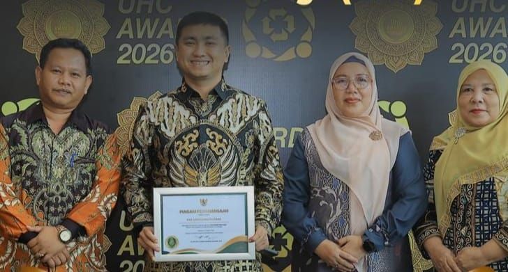 Bupati Labura Terima Piagam UHC Award di Jakarta