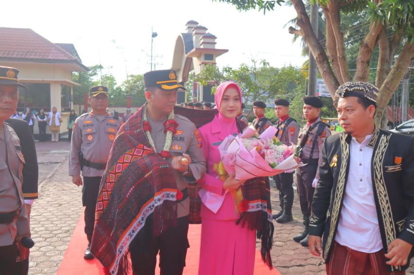 Kapolres Baru Madina AKBP Bagus Priandy Resmi Masuk Mako, Disambut Gordang Sembilan