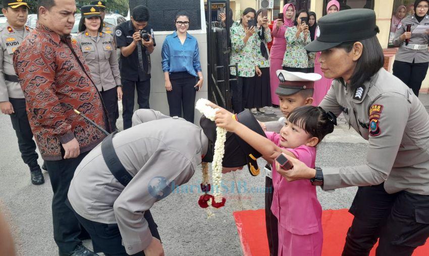 Pisah Sambut Kapolres Tebingtinggi Diwarnai Kalung Bunga dan Pedang Pora