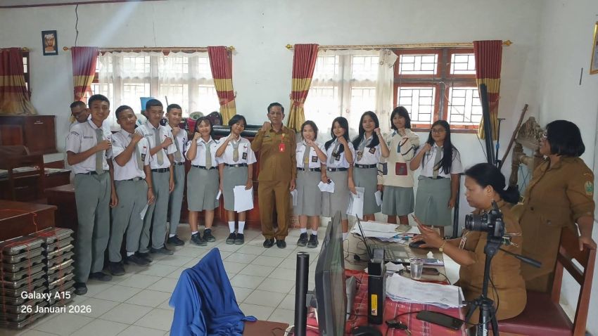 Pelayanan Jemput Bola Perekaman KTP-el dan Aktivasi IKD, Disdukcapil Humbahas ke SMAN 2 Doloksanggul