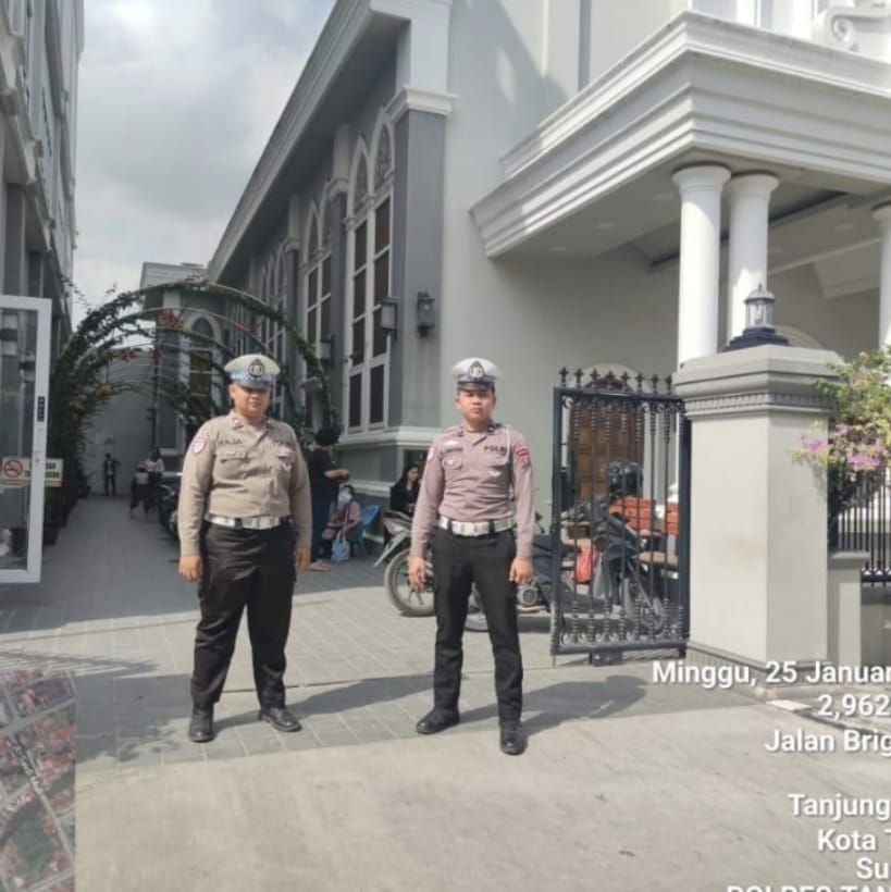 Polres Tanjungbalai Lakukan Pengamanan Ketat Ibadah Minggu di Gereja