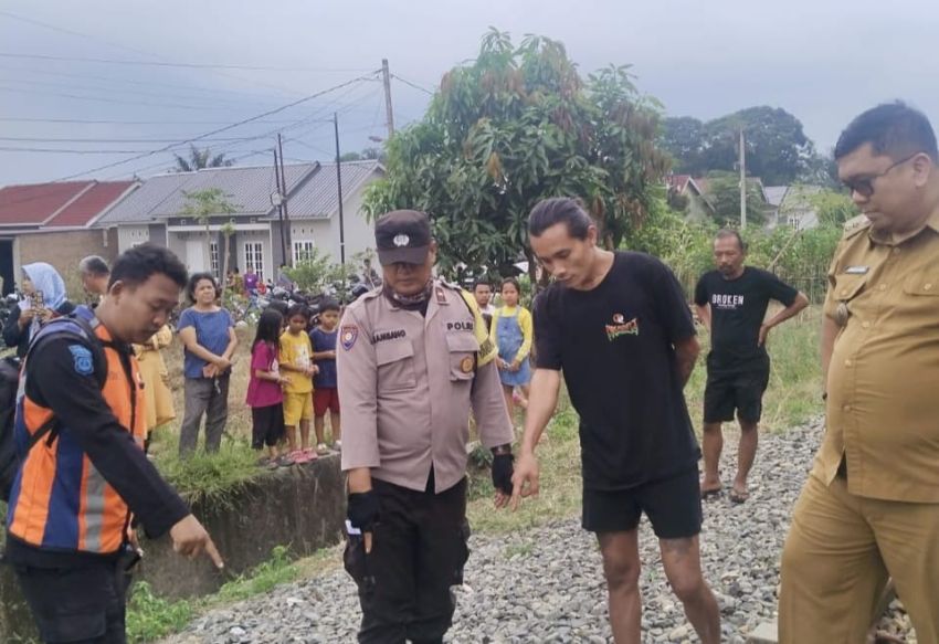 Seorang Pelajar Tewas Tertabrak Kereta Api di Sinaksak