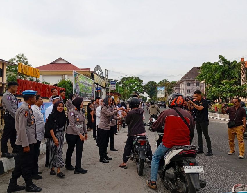 Sambut Ramadan, Sat Lantas Polres Pematangsiantar Bagikan Takjil ke Pengendara