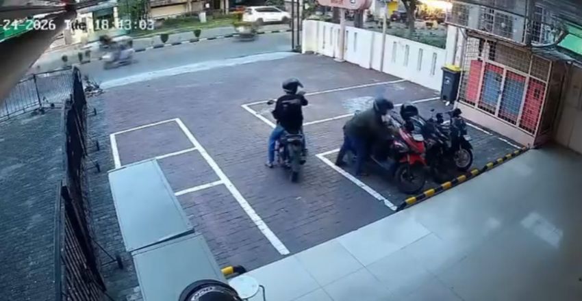 Kurang dari Satu Menit, Pelaku Curanmor Gasak Sepeda Motor di Depan Toko Jalan Dr Mansyur