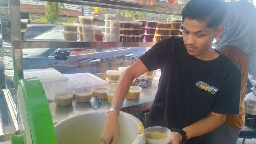 Ojol Dominasi Pembelian, Takjil di Setiabudi Ramai Lancar Tanpa Penumpukan