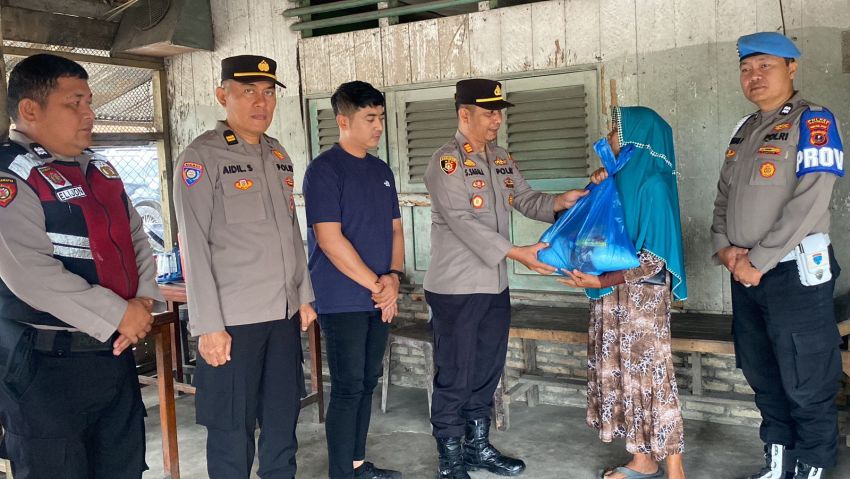 Polsek Lima Puluh Gelar Jumat Berkah, Bagikan Sembako Untuk Warga Kurang Mampu