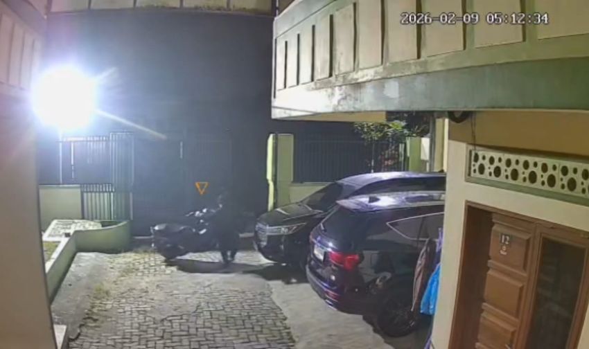 Terekam CCTV, Pria 'Berperawakan Ninja' Gasak 2 Sepeda Motor Sekaligus di Padang Bulan
