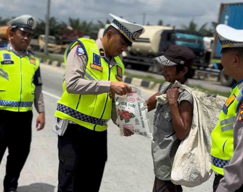 Jumat Berkah, Satlantas Polres Batubara Berbagi Sembako dengan Masyarakat