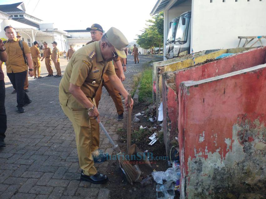Bupati Simalungun Lakukan Aksi Bersih di Lingkungan Kantor Bupati