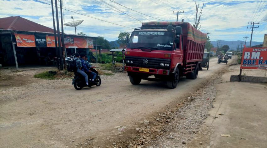 Jalan Persada Sidikalang Rusak, Warga Keluhkan Kerap 'Makan Debu'