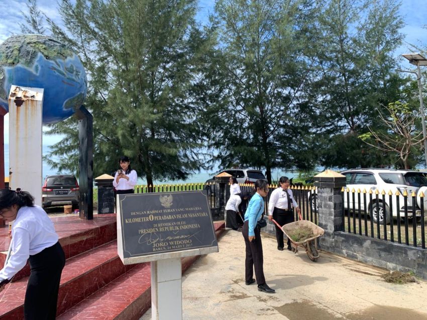 Sambut Ramadan, Lapas Barus Bersihkan Tugu Kilometer Nol