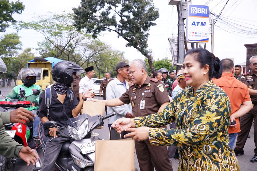 Kajati Sumut Bagikan Ratusan Takjil untuk Pengguna Jalan