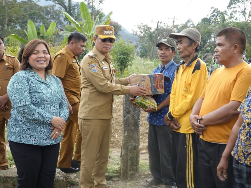 Bupati Humbahas Serahkan Bantuan Sembako ke Warga Terdampak Bencana di Tarabintang