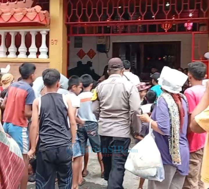 Puluhan Gepeng di Pematangsiantar Padati Pintu Masuk Vihara Berebut Angpau