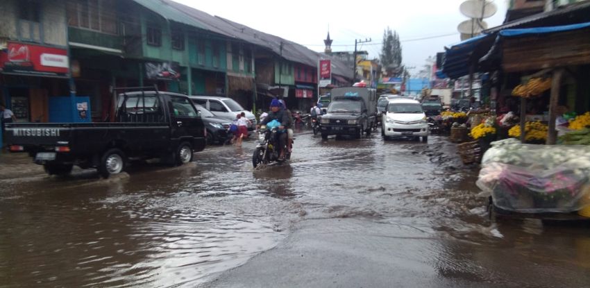 Simpang Empat Saribudolok Kerap Banjir Saat Hujan Deras
