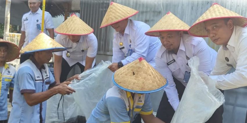 Wujudkan Kemandirian Warga Binaan, Lapas Labuhan Ruku Tebar 10.000 Benih Ikan Lele