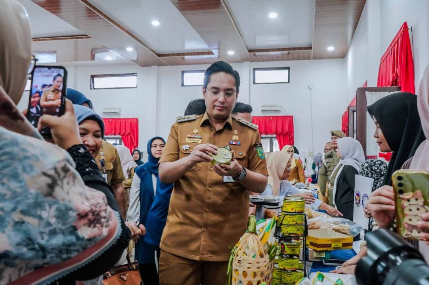 Rico Waas Serahkan Sertifikasi Halal pada 100 UMKM