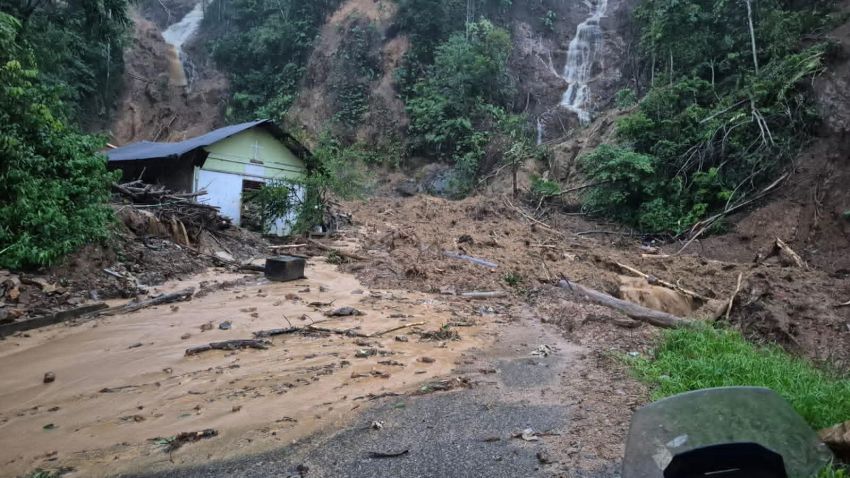 Longsor Putus Jalur Medan-Sibolga via Rampah, Warga Sitahuis Dievakuasi ke Sekolah