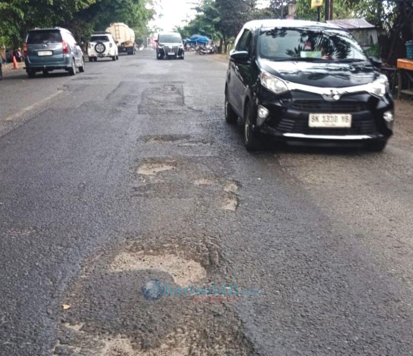 Jalan HM Yamin Tebingtinggi Rusak Parah, Ancam Keselamatan Pengendara