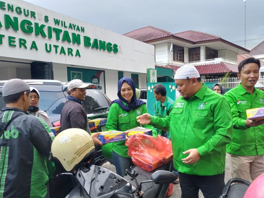 PKB Sumut Bagikan 200 Paket Takjil untuk Ojol di Medan