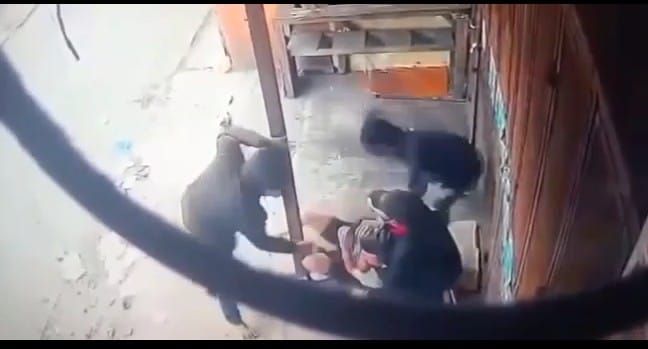 Terekam CCTV, Diduga Hendak Marampok, Tiga Penjahat Aniaya Seorang Pria di Belawan