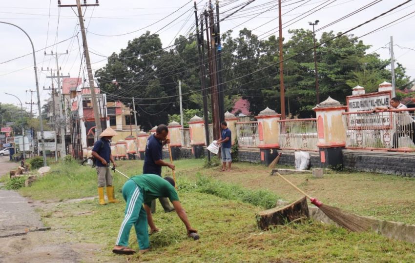 Sambut Ramadan 1447 H, Lapas Rantauprapat Bakti Sosial Bersihkan Pekarangan Masjid Raya Al-Ikhlas