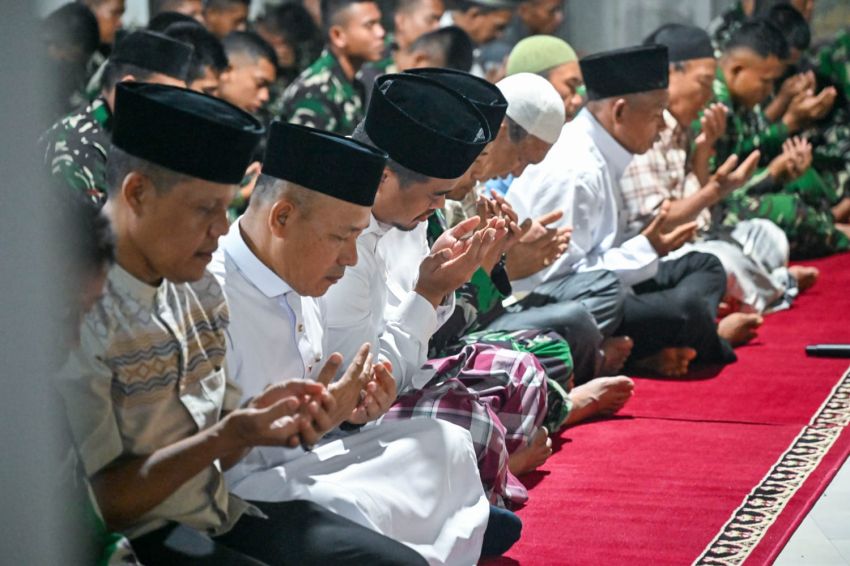 Gubernur Sumut Bobby Nasution Salat Tarawih Perdana di Lokasi Terdampak Bencana Tukka Tapteng