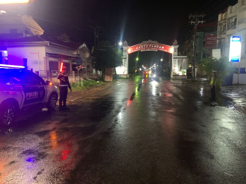 Polisi Patroli Pada Malam Hari Saat Hujan Lebat