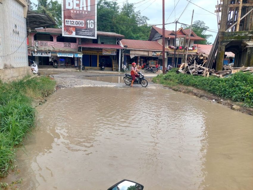 Jalan Menuju Nias Utara Bagaikan Kubangan Kerbau, Hambat Aktivitas Warga