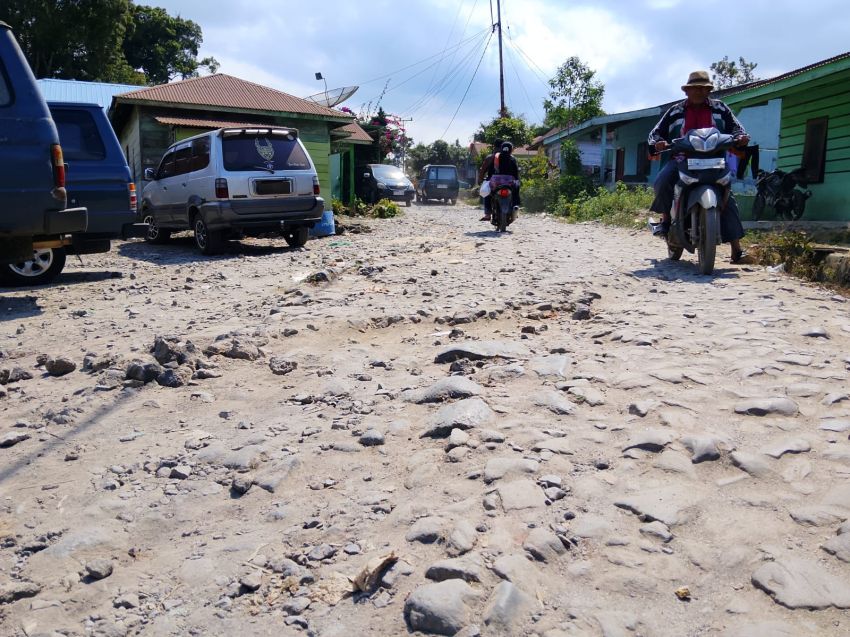Jalan Rusak di Nagasaribu Ganggu Mobilitas Warga