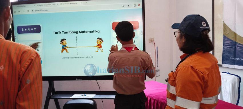 Agincourt Resources Serahkan 4 Smart Board, Dukung Pendidikan Berbasis Digital