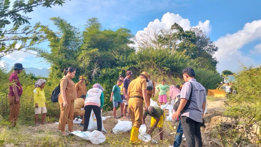 Pemkab Toba Gercep Perbaiki Jalan Putus Bersama Sejumlah Warga
