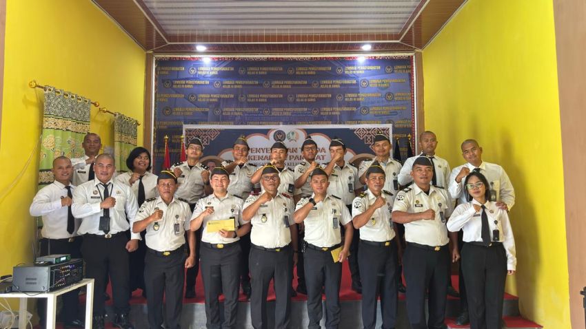 Kalapas Barus Sematkan Tanda Pangkat Baru 2 Pegawai Lulus UPKP