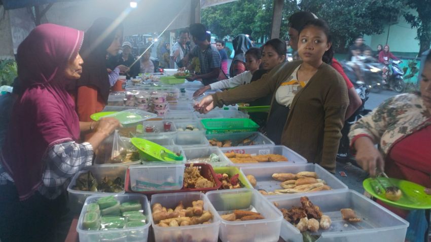 Ramadan Bawa Berkah, Jajanan Pinggir Jalan Diserbu Pembeli