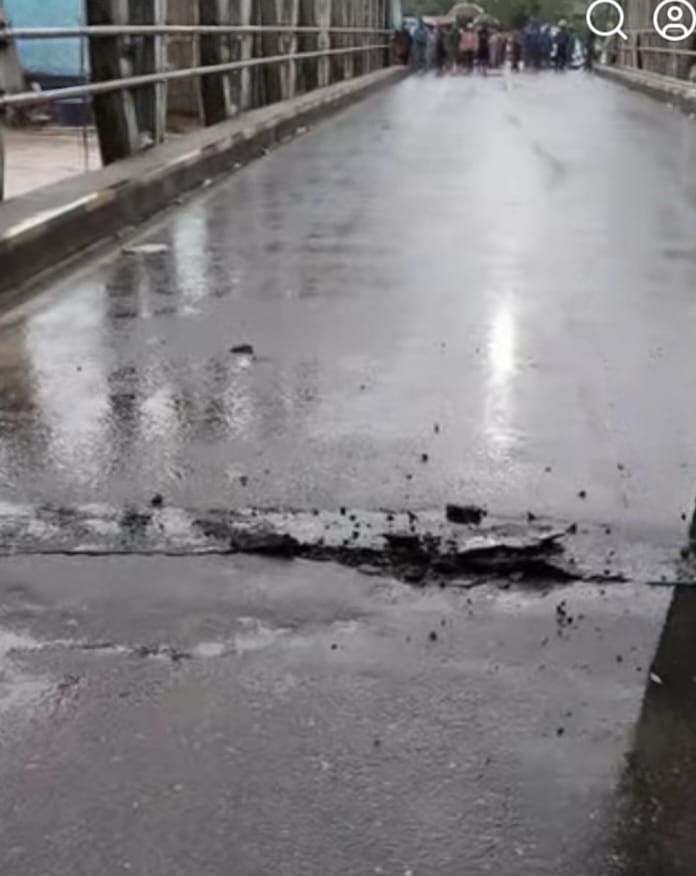 Banjir Landa Enam Kecamatan di Tapteng, Jembatan Lopian Bergeser Dihantam Kayu