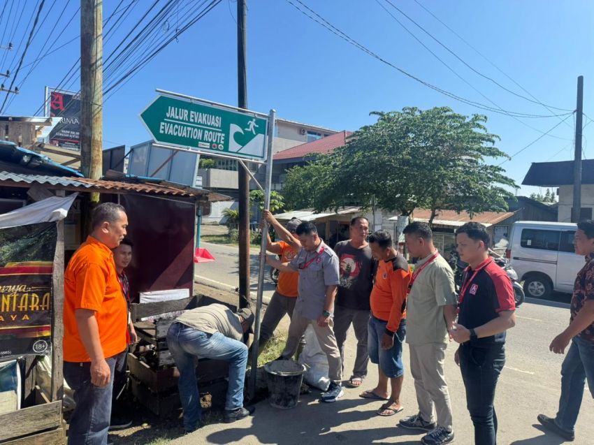 Pasang Plang Evakuasi Bencana di Gunungsitoli, Alfamidi Perkuat Mitigasi Bencana