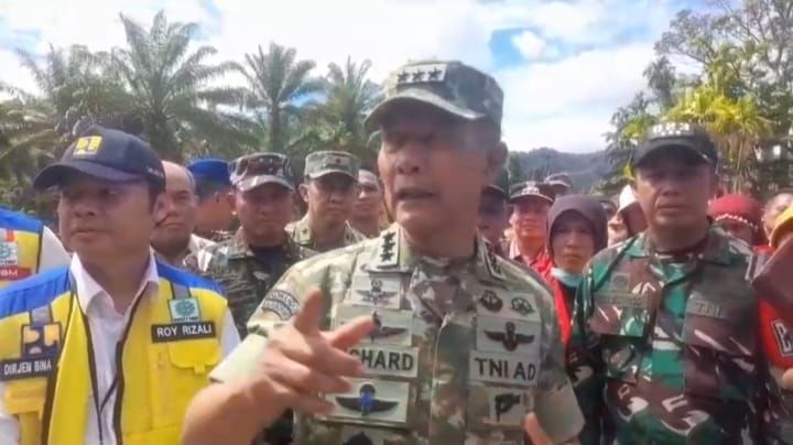 Warga Lubuk Ampolu Minta Kasum TNI Bangun Tanggul Sungai