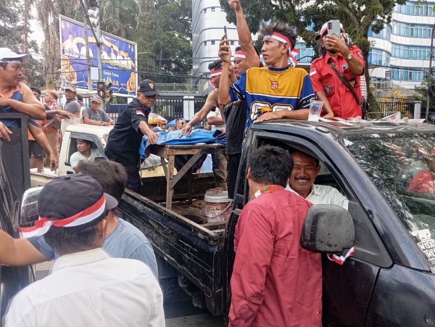 Demo Cabut Surat Edaran Walikota Medan, Pendemo Bawa Meja Dagangan dan Daging Babi
