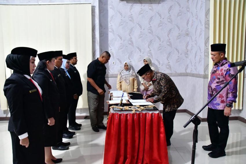 Bupati Tapteng Lantik 5 Pejabat Tinggi Pratama, Ini Daftarnya