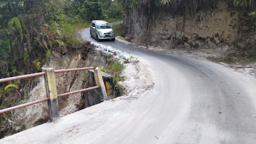 Bahu Jalan di Ruas Jalan Hutanamora - Simanampang yang Amblas Butuh Perbaikan