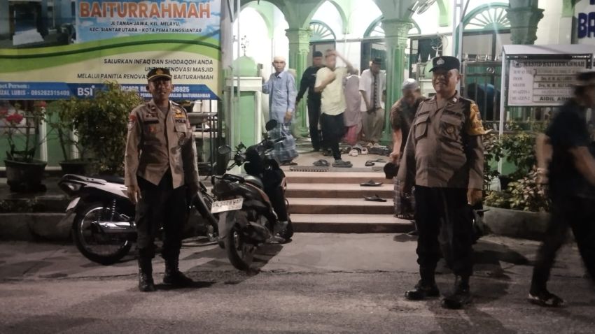 Pastikan Tarawih Aman, Personel Polsek Siantar Utara Patroli Masjid
