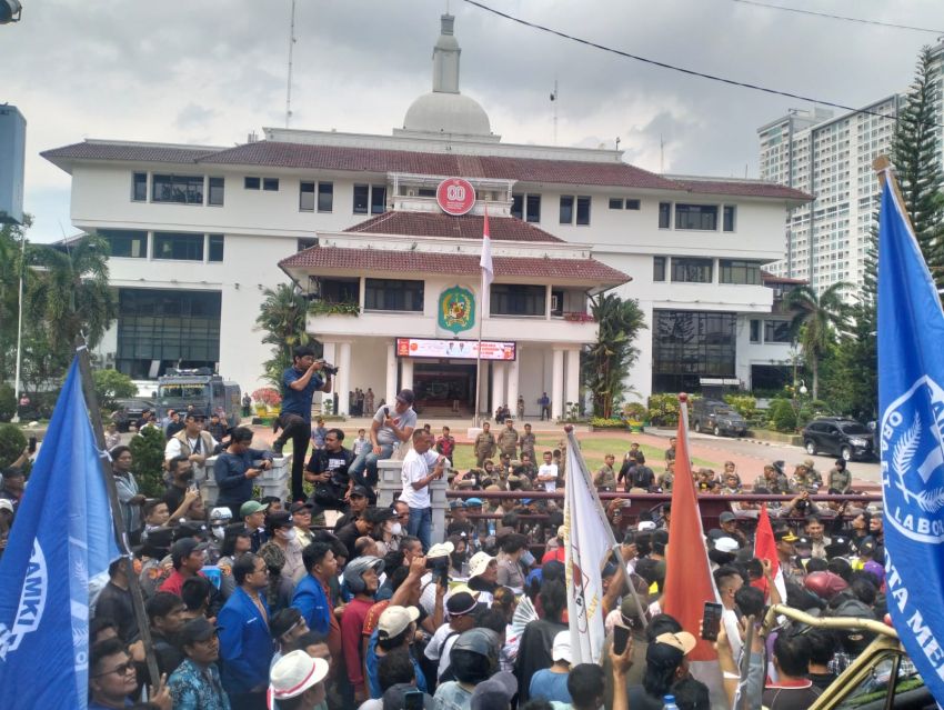 Ribuan Massa Demo Kantor Wali Kota Medan Tuntut Pencabutan SE yang Meresahkan Pedagang Babi